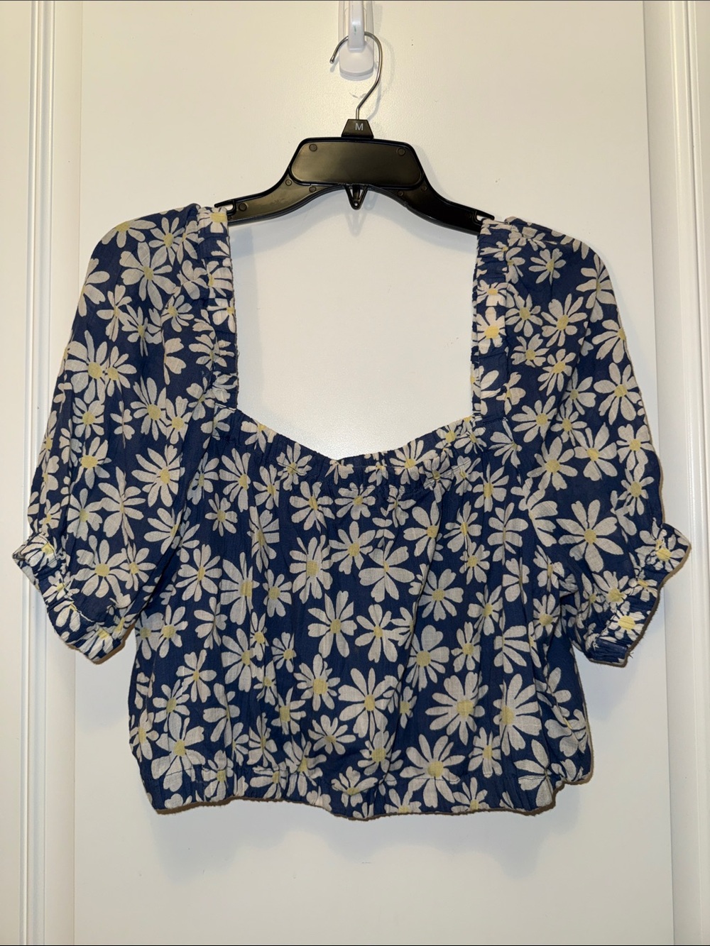 American Eagle Daisy Crop Bubble Top in a blue floral daisy print size Large